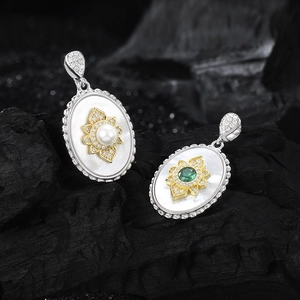 S925 silver oval pendant featuring white mother of pearl, emerald gemstone and pearl