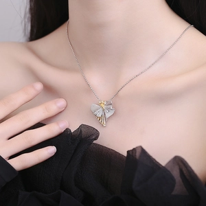 Elegant S925 silver ruffled pendant necklace with diamonds on gold-plated pleated charm