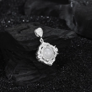 S925 sterling silver palace style pendant featuring white agate and sparkling diamonds