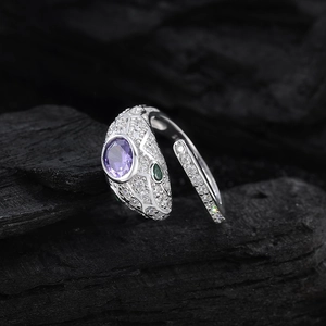 S925 Sterlingsilber Schlangenring mit lila Zirkonia und grünen Steinaugen auf Kohle