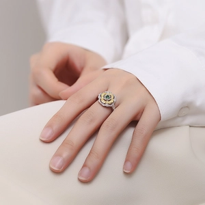 Vintage S925 sterling silver two-tone floral ring with green zircon and relief texture