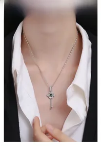 Vue détaillée du collier clé en argent 925 avec une pierre précieuse verte et pavé de diamants
