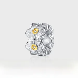 Détail du pendentif marguerite en argent S925 avec finition brossée et centre doré