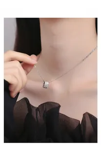 Détail d'un pendentif marguerite en argent S925 avec finition brossée sur un modèle