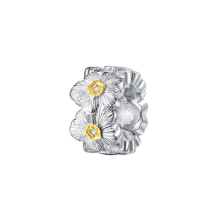 Pendentif marguerite en argent S925 avec brossage doré et zircon sur un fond blanc pur