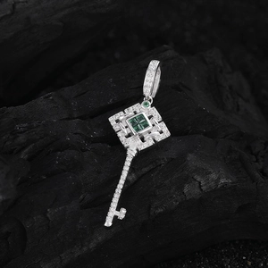 Collier clé en argent S925 avec pierre précieuse vert émeraude et diamants brillants