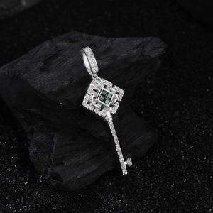Collier clé luxe en argent 925 avec émeraude verte et pavé de diamants