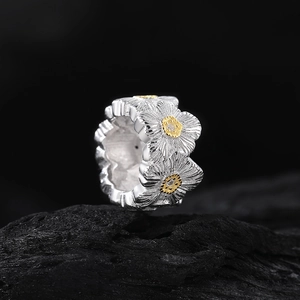Bague marguerite élégante en argent S925 avec accents dorés et centre en zircon cubique