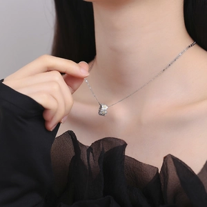 Collier avec pendentif marguerite en argent S925 et design cylindrique brossé italien