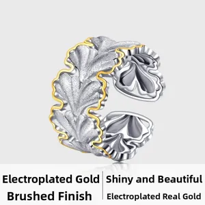 Détail de la bague feuille de ginkgo en argent S925 avec bords dorés et texture brossée