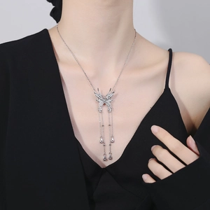Élégant collier papillon liquide en argent sterling S925 avec pompon porté par un modèle