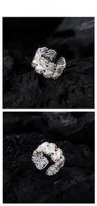 Détail de bague feuille de ginkgo en argent S925 avec fini brossé et bords dorés