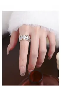 Détail de bague en argent S925 en forme de feuille de ginkgo au fini brossé italien