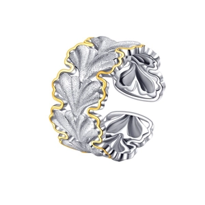 Bague élégante en argent S925 feuille de ginkgo avec finition dorée brossée sur fond blanc