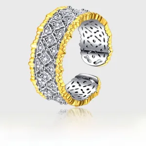 Détail macro d'une bague nid d'abeille en argent italien avec placage bicolore