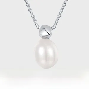 Vue détaillée du pendentif perle d'eau douce sur une fine chaîne en platine argenté