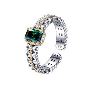 Retro 925 sterling silver ring with rectangular green gem and gold lace detailing