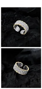 Détail de la bague en argent S925 avec motif nid d'abeille et bordure dorée vintage