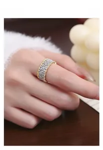 Détail de la bague dentelle nid d'abeille en argent vintage avec texture dorée et zircons