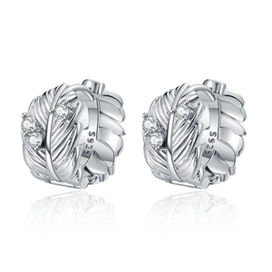 Boucles d'oreilles créoles plumes en argent sterling 925 avec zircons sur fond blanc