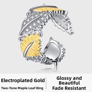 Makroaufnahme Ahornblatt-Ring mit Bicolor-Vergoldung und funkelnden Kristallakzenten