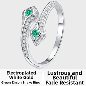 Détail d'une bague serpent en argent avec yeux en zircon vert et pavé de pierres brillantes