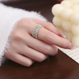 Bague nid d'abeille bicolore argent et bords dorés portée par une femme modèle