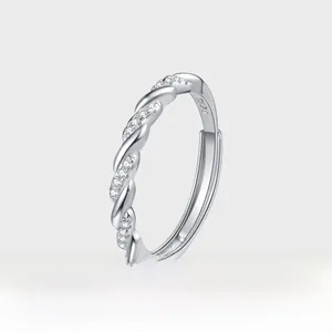 Dettaglio macro dell'anello Mobius in argento S925 con zirconi micro-incastonati