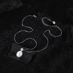 Collier minimaliste en argent S925 avec perle d'eau douce sur fond de sable noir