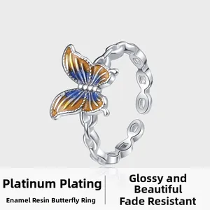 Détail de la bague papillon en argent s925 avec émail bleu-jaune et texture chaîne