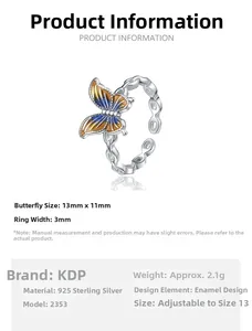 Détail de bague papillon en argent s925 avec émail coloré et texture de bande maillée
