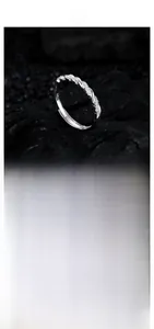 Macro dell'anello Mobius in argento S925 con zirconi bianchi e marchio S925 inciso sulla banda