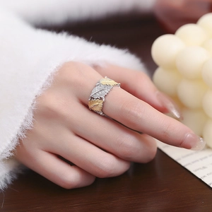 S925 Silber Ahornblatt Ring mit Gold-Silber Kontrast und gebürsteter Textur Design