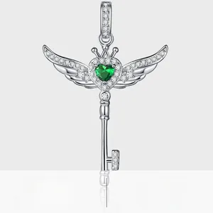 Dettaglio della collana a chiave con ali d'angelo in argento S925 e gemma verde