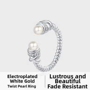 Vue détaillée de la bague en argent torsadée avec perles et zircons incrustés