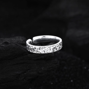 Funkelnder S925 Sterling Silber Drachenschuppen Ring mit verstellbarem Design auf Holzkohle