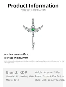 Dettaglio del ciondolo chiave ala d'angelo in argento S925 con gemma a cuore verde