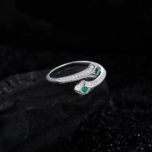 Bague serpent élégante en argent S925 avec émeraude et zircons sur un décor sombre luxueux