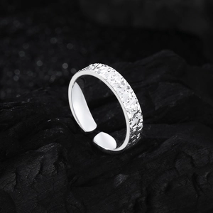Minimalistischer S925 Silberring mit funkelnder Drachenschuppen-Textur und offener Form