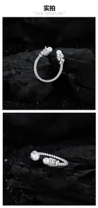 Vue macro d'une bague torsadée en argent S925 avec perles blanches et zircons