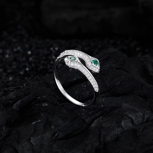 Bague serpent en argent S925 avec zircon vert émeraude et accents scintillants