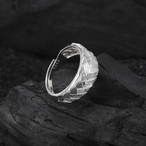 Bague ajustable élégante en argent 925 avec texture tissée et incrustation zircon