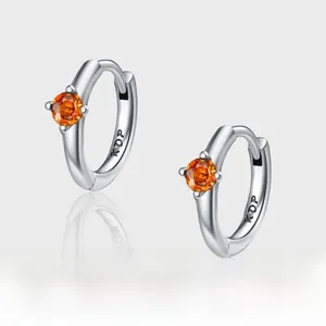 Dettaglio orecchini in argento S925 con cristalli arancioni e marchio inciso KDP