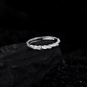 Elegante anello Mobius in argento 925 con zircone bianco su sfondo di carbone nero