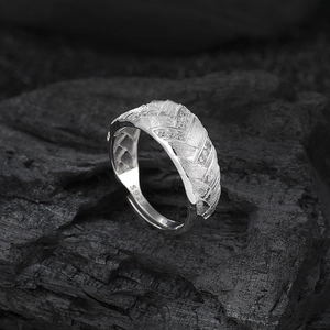 Bague minimaliste en argent sterling S925 texturé avec oxydes de zirconium sur pierre