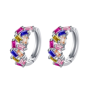 Créoles en argent S925 ornées de zircons cubiques colorés avec une coupe baguette