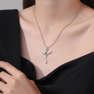 Collana chiave ali d'angelo in argento S925 con gemma cuore verde e zirconi