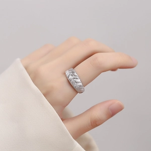 Détail d'une bague en argent s925 avec texture tressée et zircons portée par un mannequin