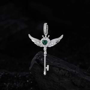 Collana chiave ali d'angelo in argento S925 con gemma cuore verde e zirconi lucenti