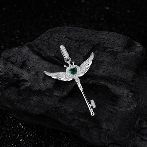 Collana chiave ali d'angelo in argento S925 con cuore verde e pavé di zirconi su sfondo nero